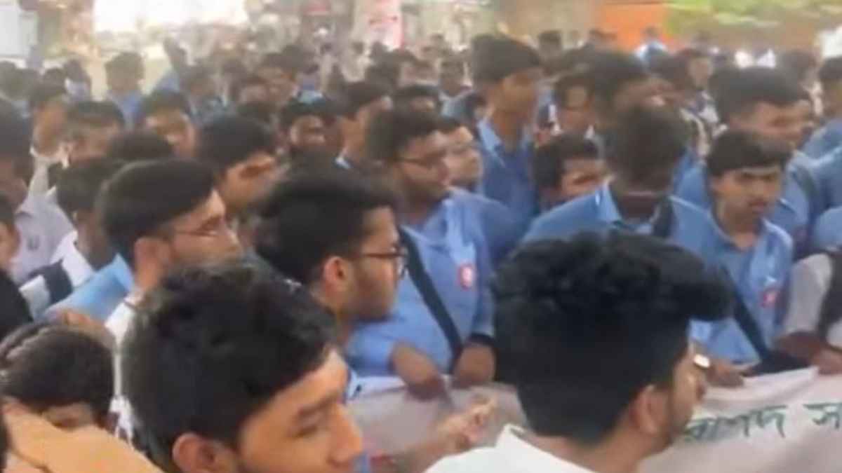ফার্মগেটে সড়ক অবরোধ করে শিক্ষার্থীদের বিক্ষোভ