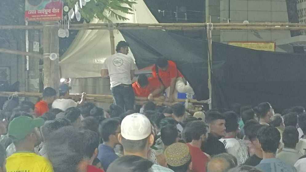 বাংলাদেশ-হংকং ম্যাচে স্টেডিয়াম দর্শকদের উন্মাদনা, গেট ভেঙে ফেলল দর্শক