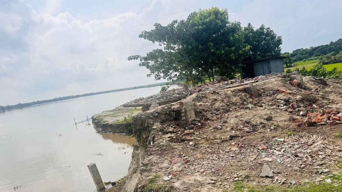 মধুমতির গর্ভে বিলীন সেনা নির্মিত ১৪টি ব্যারাক, অতি ঝুঁকিতে আরও ৩টি