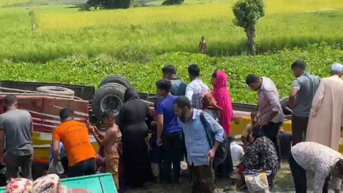 ফরিদপুরে যাত্রীবাহী বাস খাদে, নিহত ২