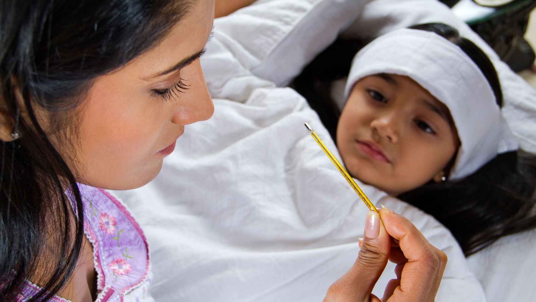 তাপমাত্রার ওঠা-নামার প্রভাব শরীরে, ভাইরাল জ্বর থেকে বাঁচতে করণীয়