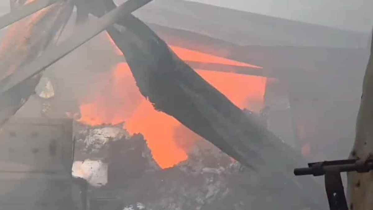 গাজীপুরে ঝুট গুদামে আগুন