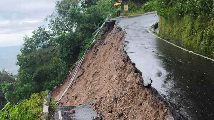 দার্জিলিংয়ে ভূমিধসে ও সেতু ভেঙে নিহত ১৩