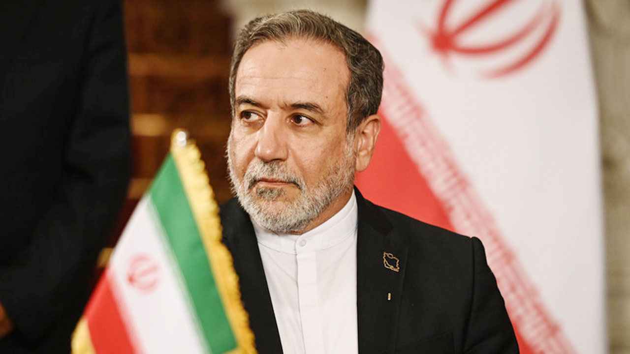 Porno kastingchi qiz erkaklarning iltimoslarini qabul qiladi