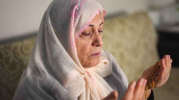 মা-বাবার হক: যে ৩ ভুল আপনার জান্নাতের পথ রুদ্ধ করতে পারে