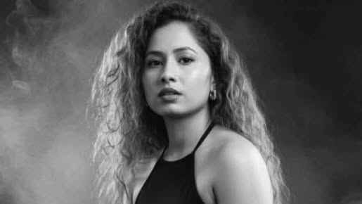 নিজের শরীরে আগুন দিয়ে আত্মহত্যা করলেন জনপ্রিয় সংগীতশিল্পী