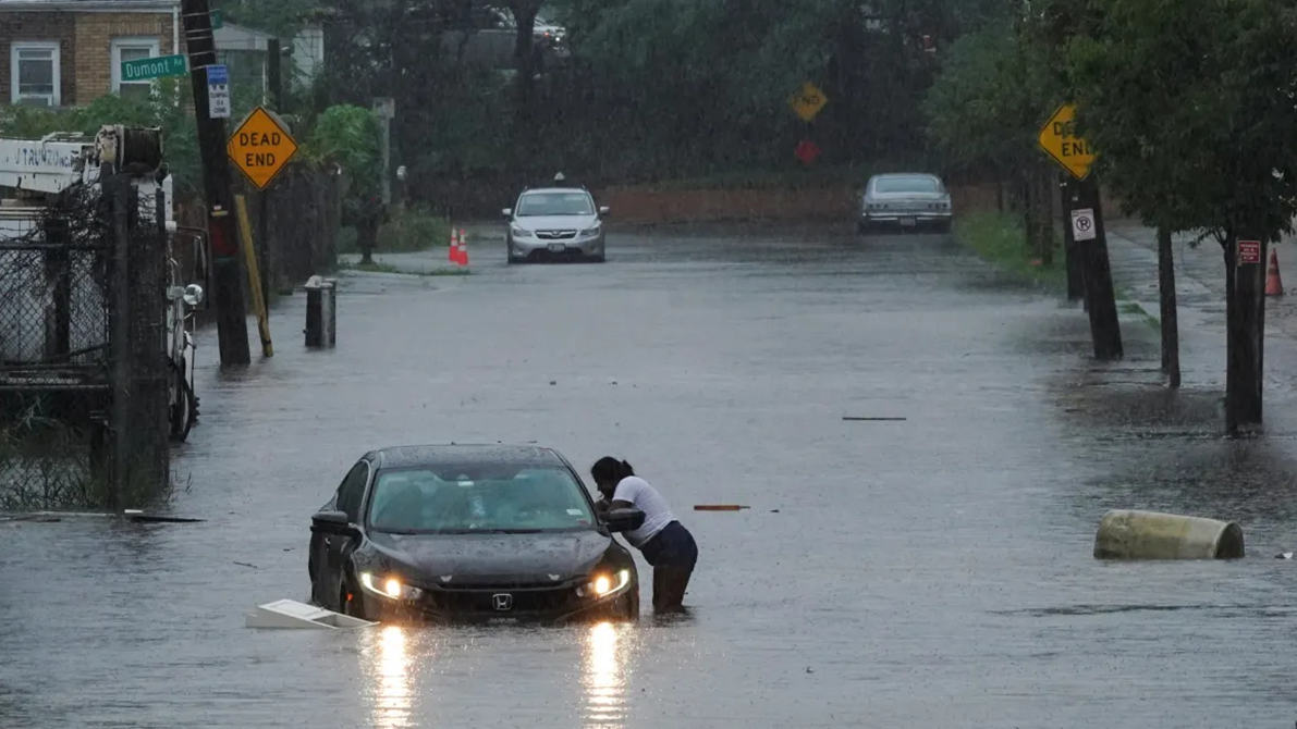নিউইয়র্কে আকস্মিক বন্যায় ২ জনের মৃত্যু, বিমান চলাচল ব্যাহত