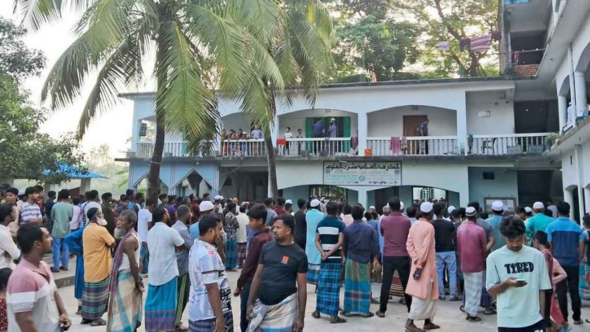 মাদারাসায় ঘুমের মধ্যে ছাত্রকে গলা কেটে হত্যা