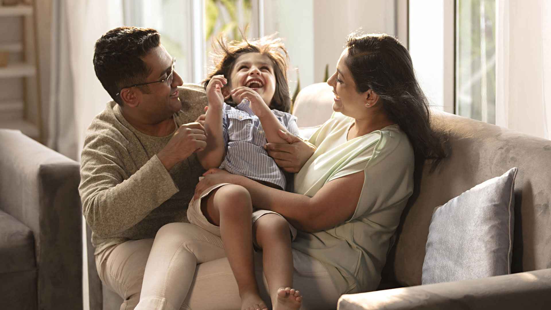 বড়দের যেসব আচরণে ক্ষতি হয় শিশুর