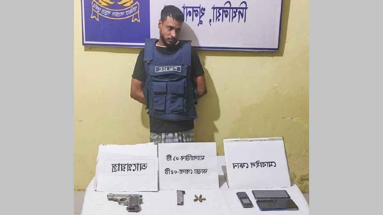 নৌবাহিনীর যৌথ অভিযানে খুলনায় আগ্নেয়াস্ত্রসহ সন্ত্রাসী আটক ‎ ‎