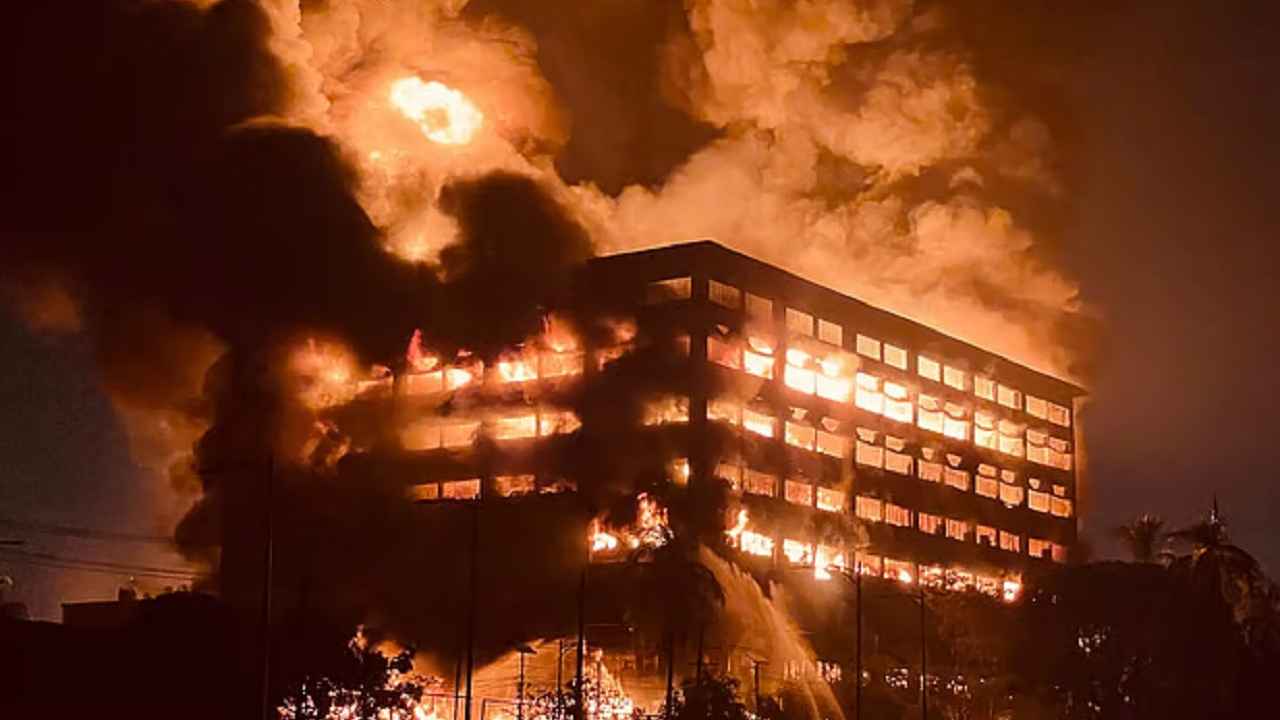 আরও ভয়াবহ রূপ নিল চট্টগ্রাম ইপিজেড কারখানার আগুন, নিয়ন্ত্রণে ২৩ ইউনিট