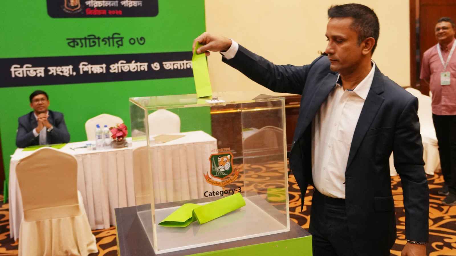 পদত্যাগ করলেন খালেদ মাসুদ পাইলট