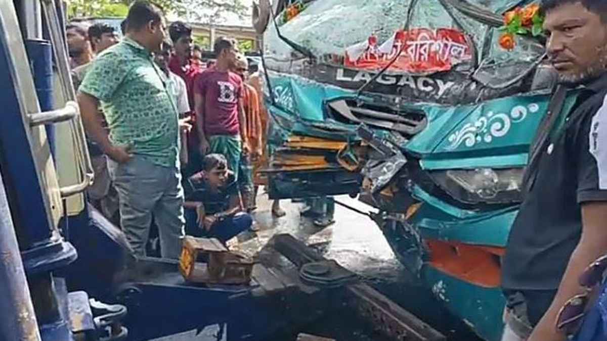 র্যাবের পিকনিকের গাড়ির সঙ্গে বাসের সংঘর্ষে শিশুসহ নিহত ৩, আহত ২২