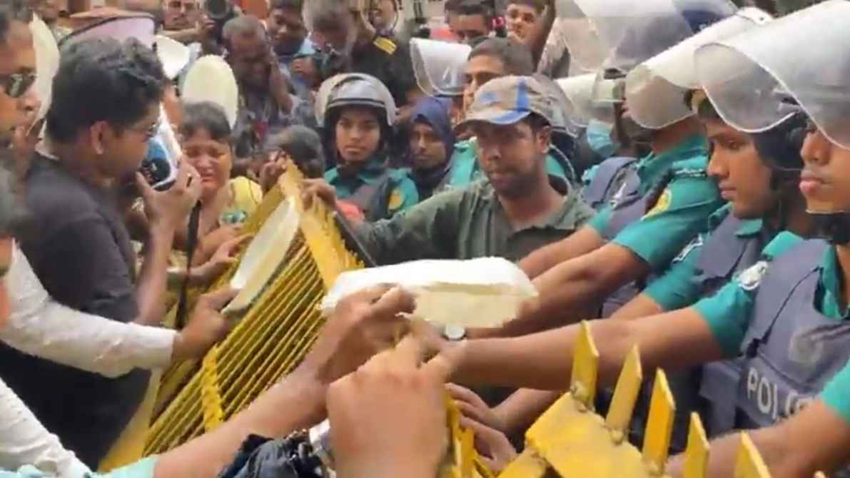 থালা-বাটি নিয়ে যমুনা অভিমুখী চাকরিপ্রত্যাশী প্রতিবন্ধীদের থামাল পুলিশ