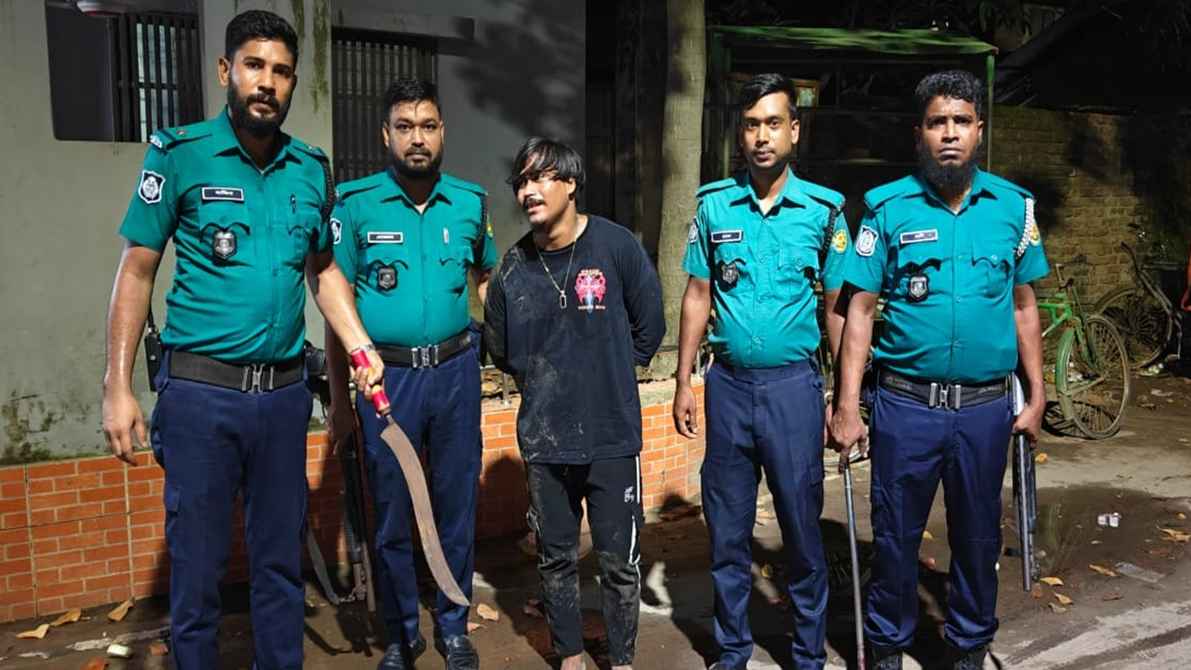 অস্ত্রসহ মোহাম্মদপুরে শীর্ষ ছিনতাইকারী ‘পাঁয়তারা শাহীন’ গ্রেফতার