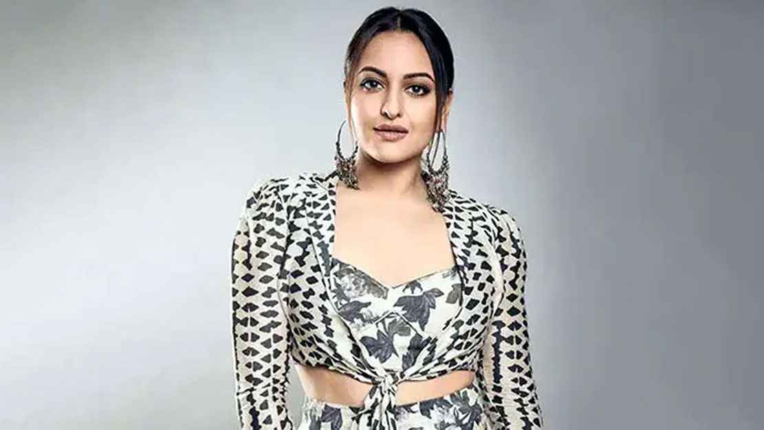 মা হচ্ছেন সোনাক্ষী, ওড়নার ফাঁক দিয়ে উঁকি দিচ্ছে বেবিবাম্প!