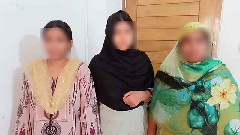 ভাড়াটে সেজে মুঠোফোন চুরি চক্রের তিন নারী গ্রেফতার