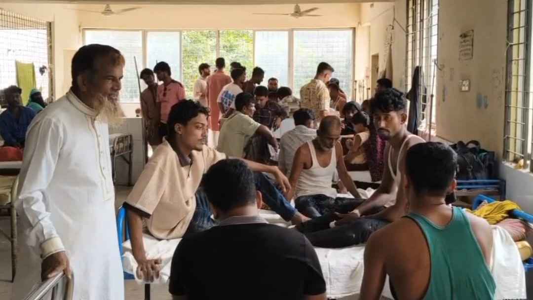 ফেসবুকে ছবি শেয়ার করা নিয়ে জামায়াত-বিএনপির সংঘর্ষ, আহত ৩৫