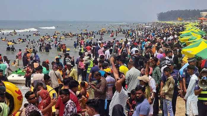 কক্সবাজারে পর্যটকের ঢল, শতকোটি টাকা বাণিজ্যের সম্ভাবনা