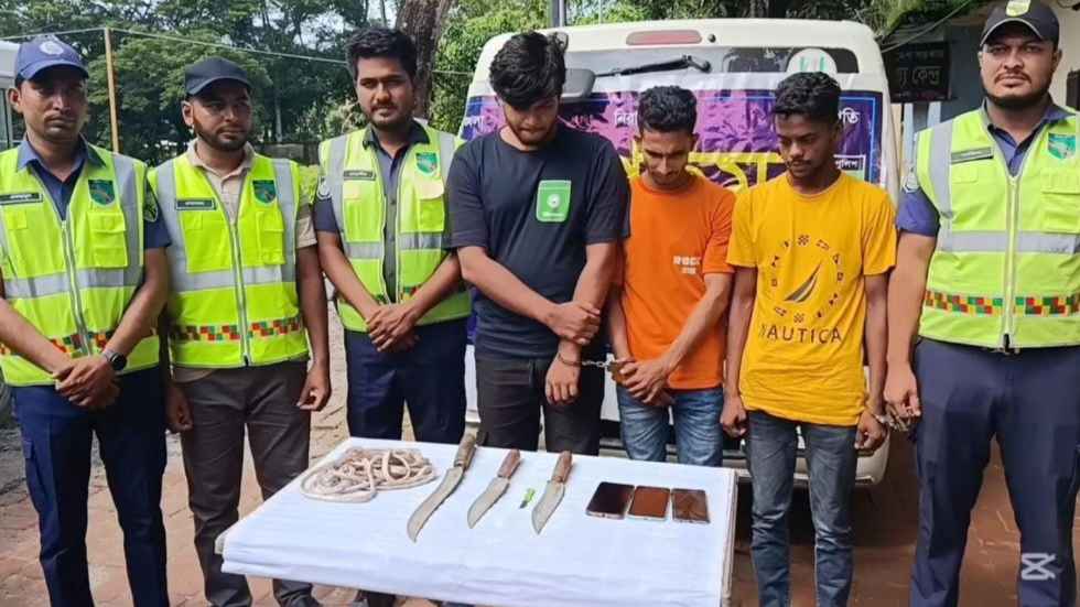 অ্যাম্বুলেন্সে মিলল ছুরিসহ ডাকাতির সরঞ্জাম, গ্রেফতার ৩