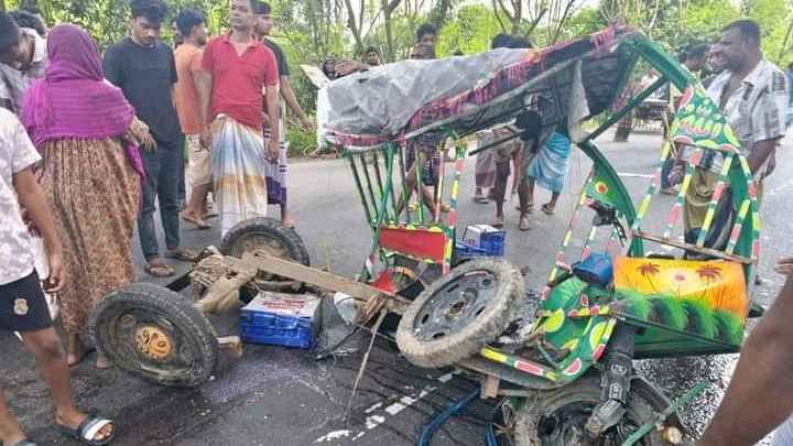 নাটোরে বাস-অটোরিকশার সংঘর্ষে নিহত ৩