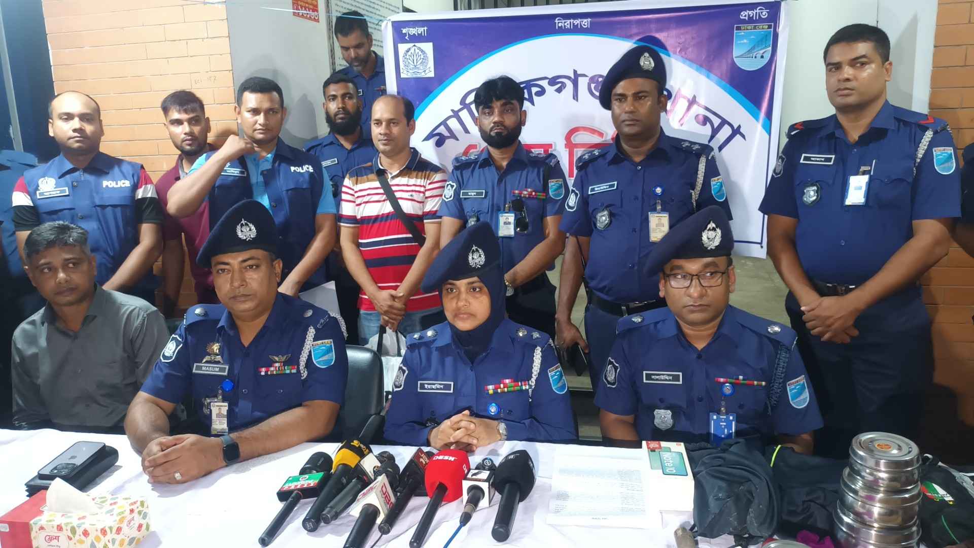 মানিকগঞ্জে স্বর্ণ ডাকাতির ঘটনা দোকানদারের সাজানো নাটক