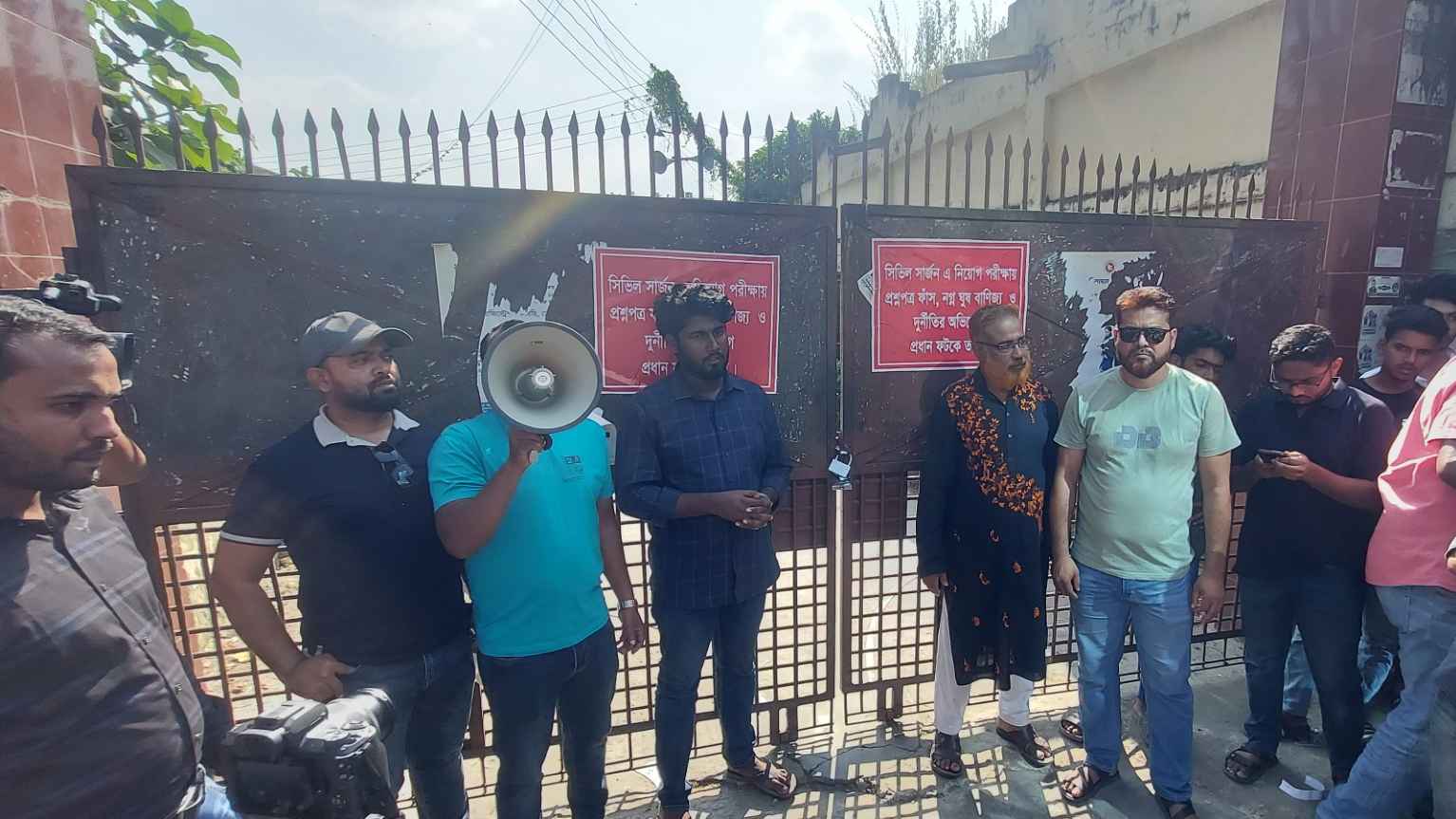 নিয়োগ পরীক্ষায় দুর্নীতির অভিযোগে সিভিল সার্জন কার্যালয়ে তালা, বিক্ষোভ