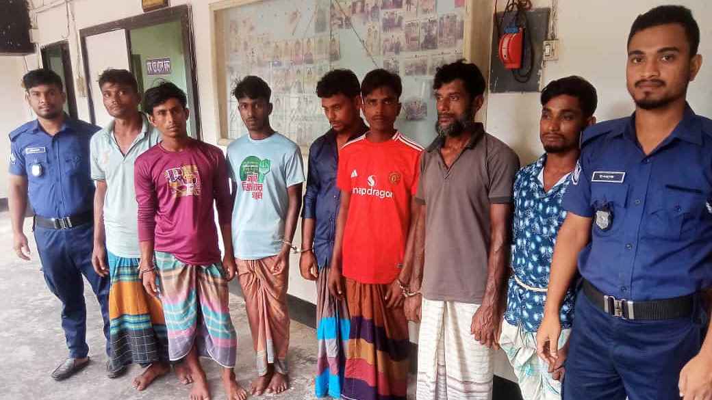 নিষেধাজ্ঞা অমান্য করে মাছ শিকার করায় ৮ জেলে আটক, নৌ পুলিশসহ আহত ৪