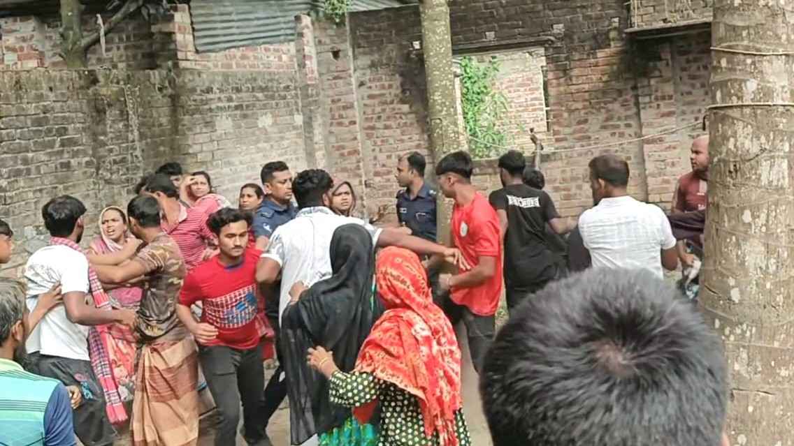 নওগাঁয় প্রবাসীর বাড়িতে কিশোর গ্যাংয়ের হামলা