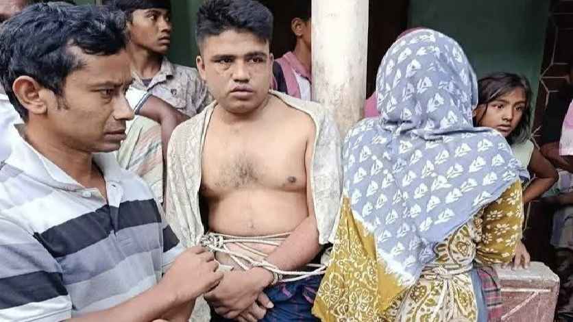 প্রবাসীর স্ত্রীর সঙ্গে আপত্তিকর অবস্থায় পুলিশ সদস্য, ধরা খেয়ে বিয়ে