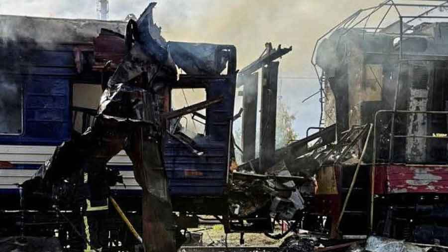 ইউক্রেনে ট্রেনে রুশ হামলায় নিহত ৩০
