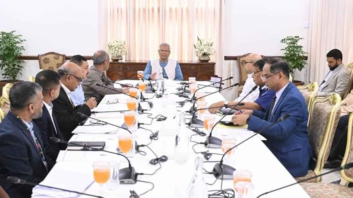 নির্বাচনে স্বচ্ছতার জন্য বডি ক্যামেরা কেনার নির্দেশ প্রধান উপদেষ্টার