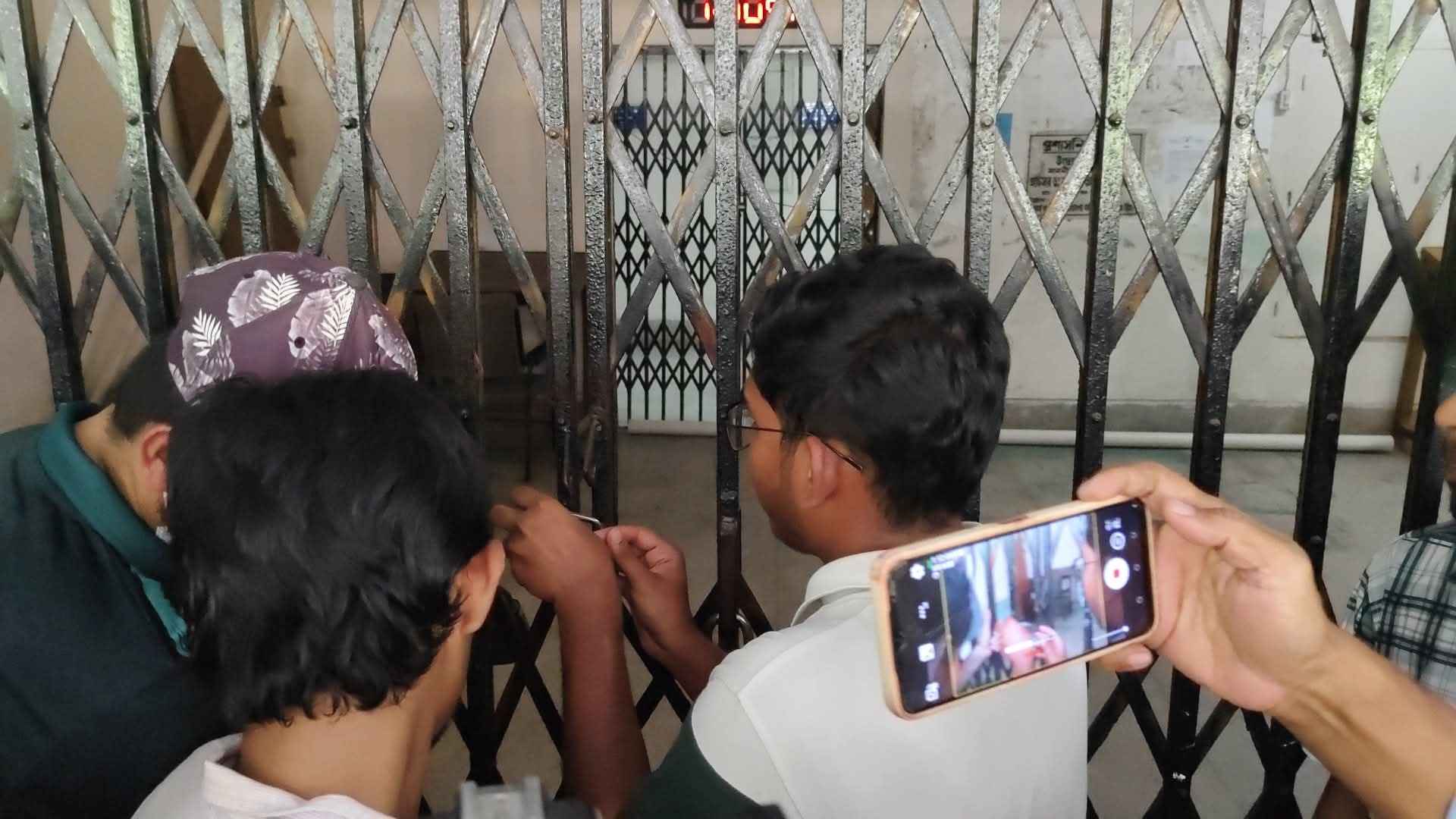 দাবি আদায়ে ক্যাম্পাস লকডাউন ও রেলপথ অবরোধ বাকৃবি শিক্ষার্থীদের