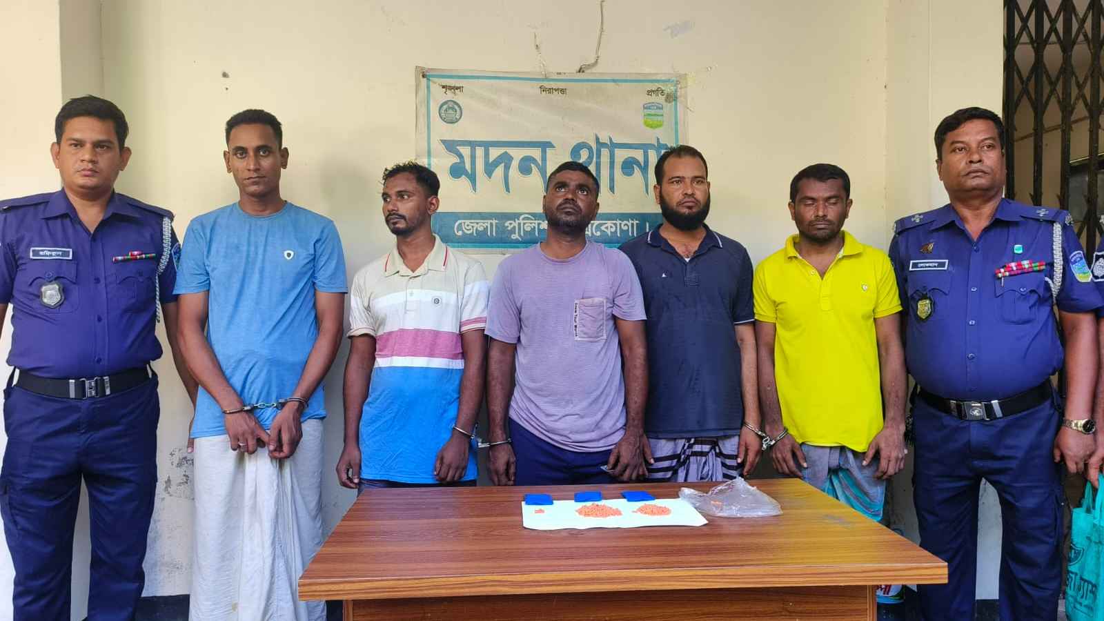 নেত্রকোনায় ৬০০ ইয়াবাসহ ৫ মাদক কারবারি গ্রেফতার