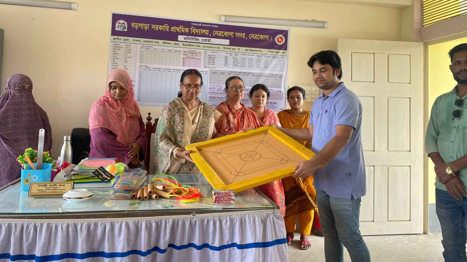 শিক্ষার্থীদের উপহার দিলেন নেত্রকোনা জেলা ছাত্রদল সভাপতি