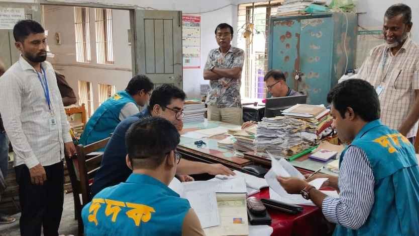 পিরোজপুরে সাব-রেজিস্ট্রি অফিসে দুর্নীতি- অনিয়মের অভিযোগে দুদকের অভিযান