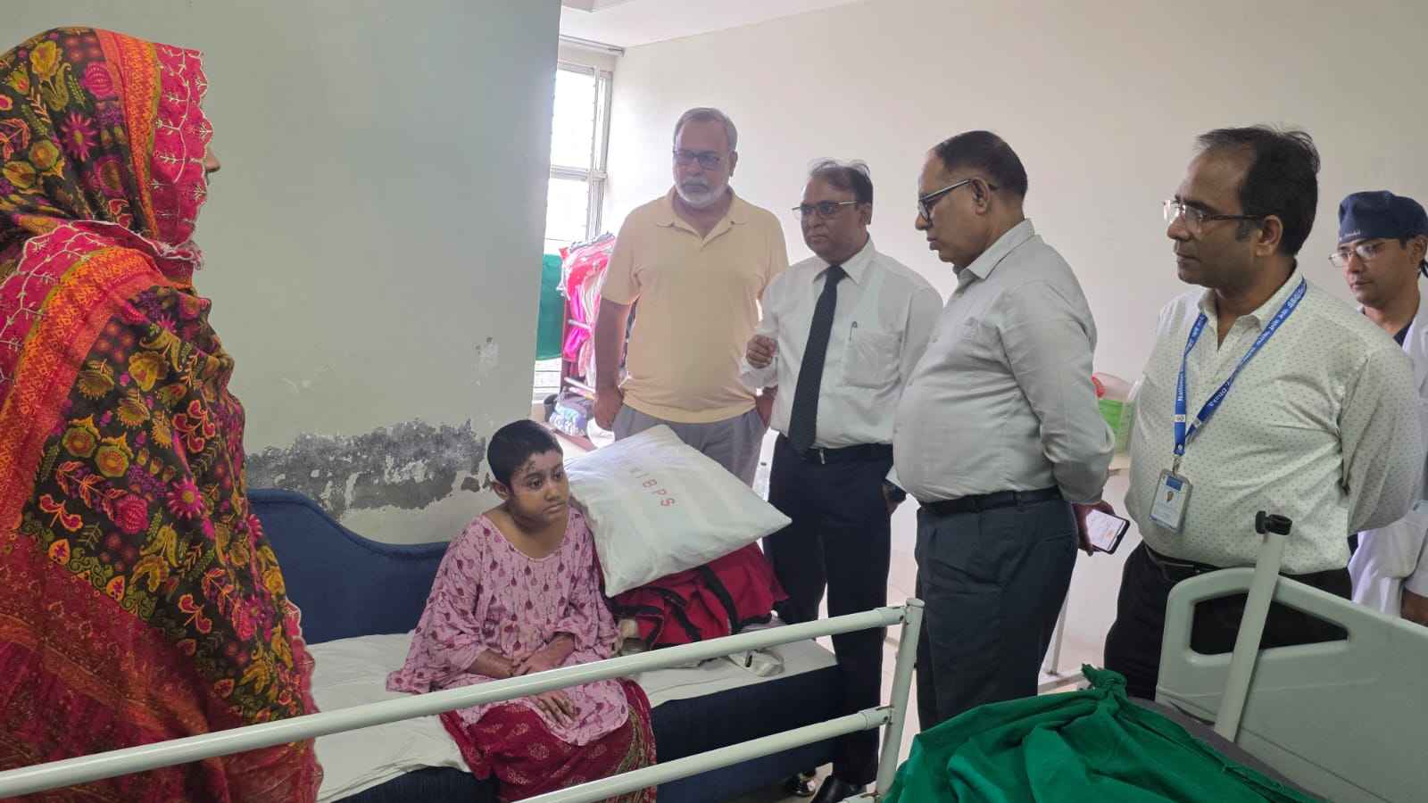 বিমান দুর্ঘটনায় আহতদের দেখতে বার্ন ইনস্টিটিউটে স্বাস্থ্য সচিব