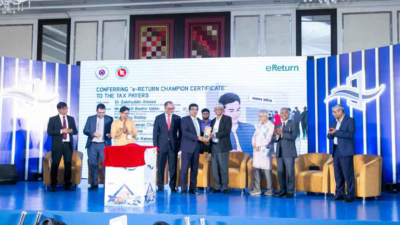 সেবার মান উন্নত করতে পারলে মানুষ কর দিতে আগ্রহী হবে: অর্থ উপদেষ্টা