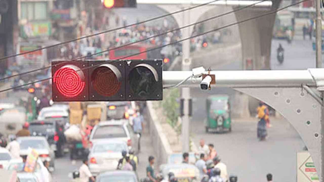 ঢাকায় পরীক্ষামূলকভাবে স্বয়ংক্রিয় ট্রাফিক সিগন্যাল চালু