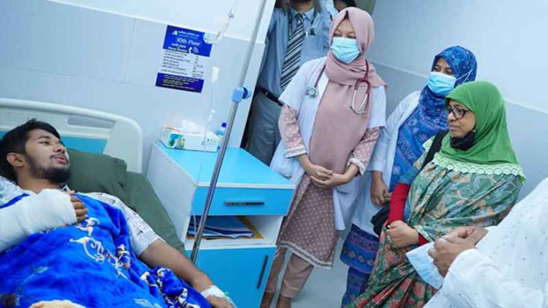 চট্টগ্রাম বিশ্ববিদ্যালয়ে সংঘর্ষে আহতদের দেখতে গেলেন স্বাস্থ্য উপদেষ্টা