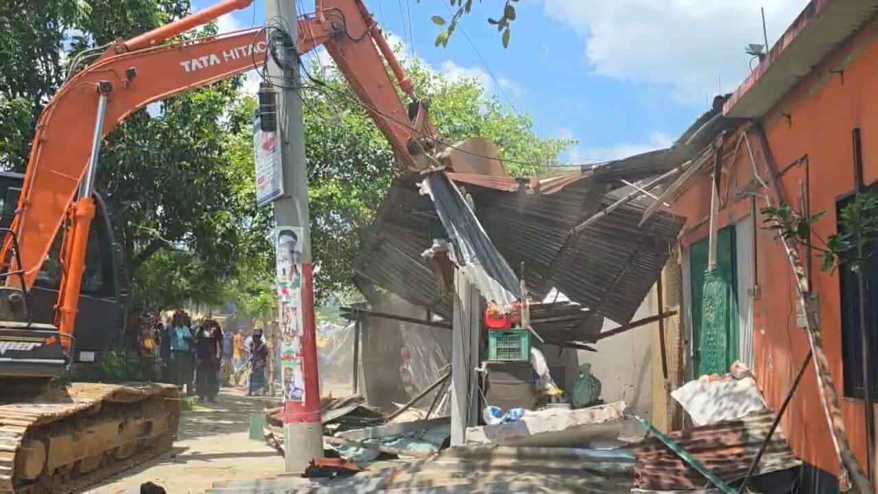 গাজীপুরে সড়ক বিভাগের উচ্ছেদ অভিযান, হামলায় আহত ২