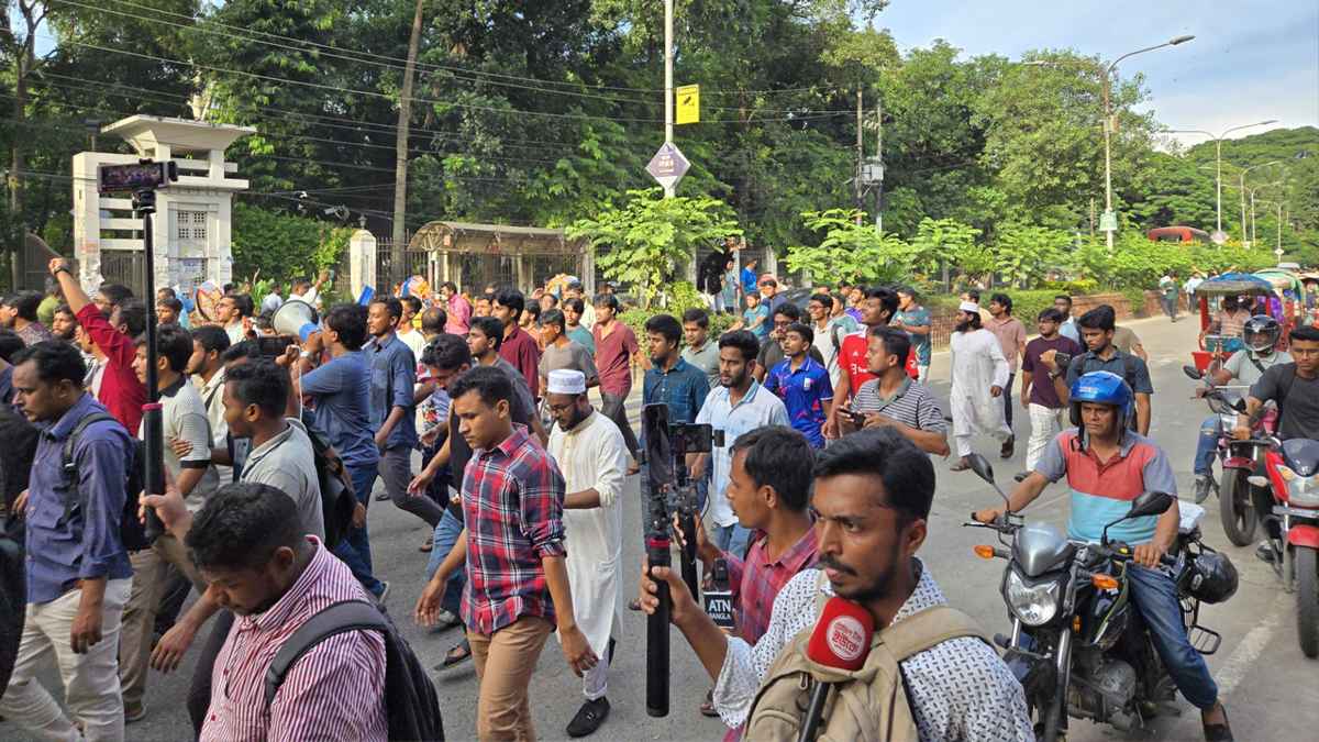 ডাকসু নির্বাচন স্থগিতের প্রতিবাদে ঢাবি শিক্ষার্থীদের বিক্ষোভ