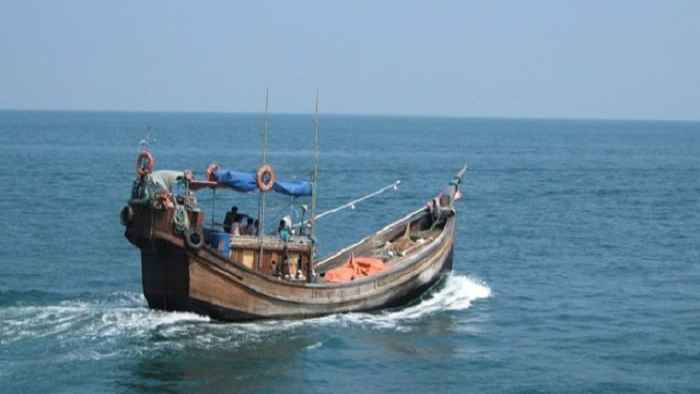 মাছ ধরার ট্রলারে আসতে দেরি করায় ৩ জেলেকে মারধর, নিহত ১