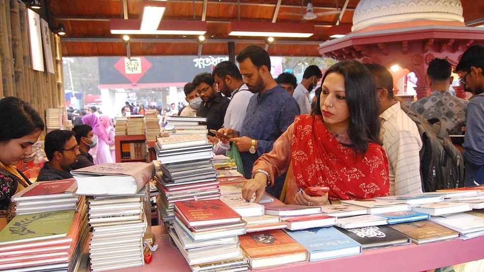 বিভ্রান্তির মুখে মেলায় বই বিক্রির হিসাব জানাল বাংলা একাডেমি