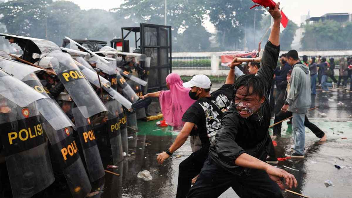 বিক্ষোভে উত্তাল ইন্দোনেশিয়া, জাকার্তায় সেনা মোতায়েন