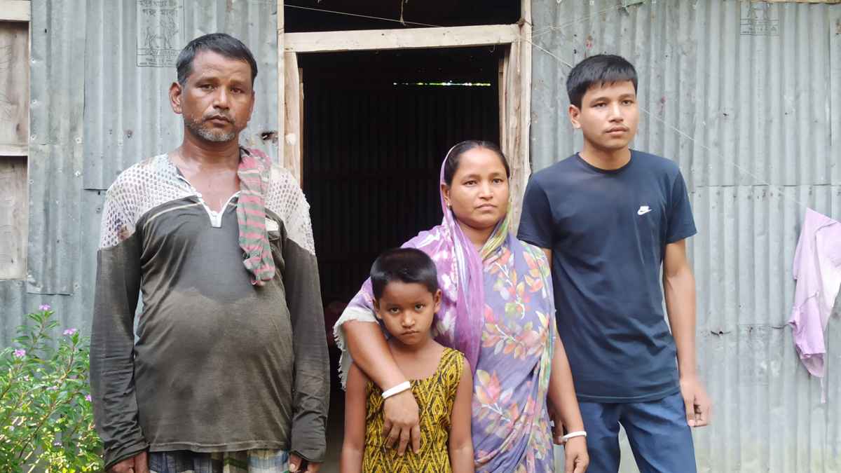 অর্থের অভাবে ডুয়েটে ভর্তি অনিশ্চিত মুদি দোকানে কাজ করা মিথুনের