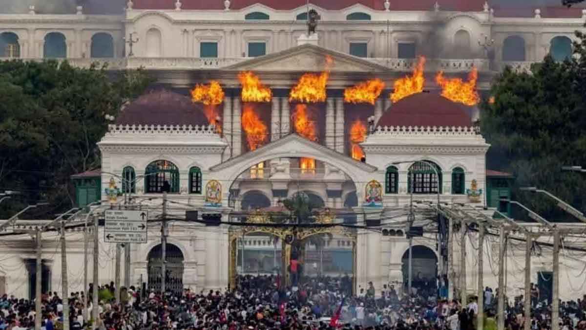 নেপালে প্রধান দলগুলোর পার্লামেন্ট পুনর্বহালের দাবি