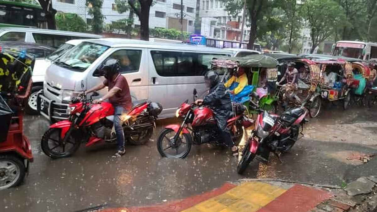 সকাল থেকে রাজধানীতে বৃষ্টি, ভোগান্তিতে অফিসযাত্রী ও শিক্ষার্থীরা