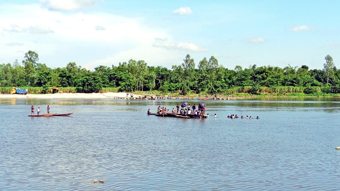 পানির স্রোতে ভেসে গেল ২ শিশু, মিলল একজনের লাশ