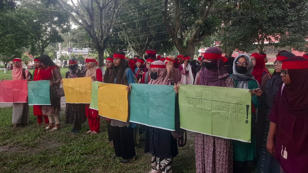 বাকৃবিতে শিক্ষার্থীদের মৌনমিছিল